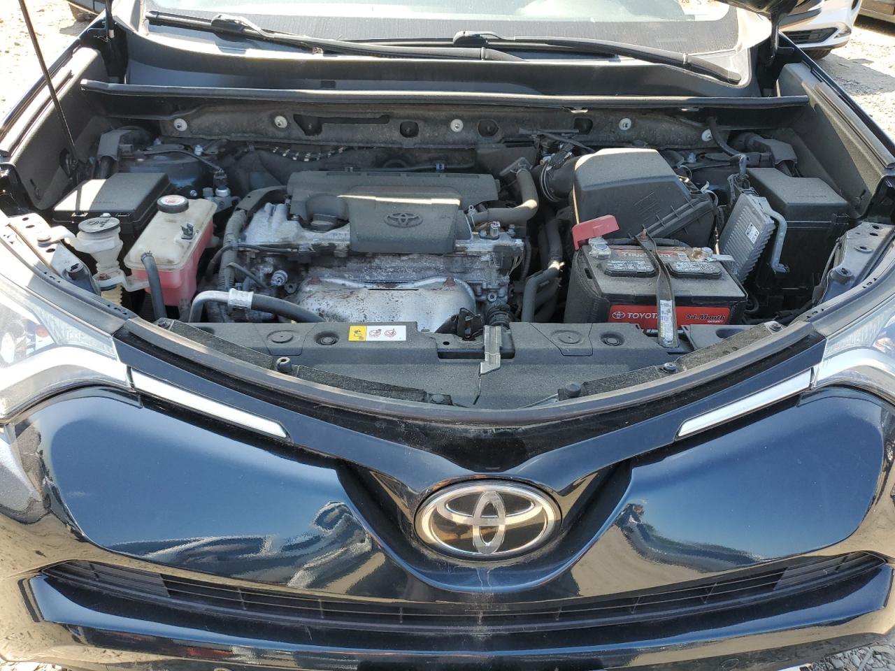 JTMRFREV7HJ122052 2017 Toyota Rav4 Xle