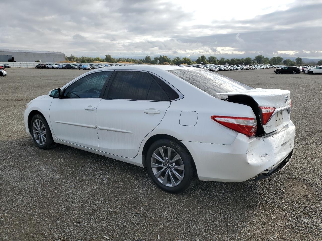 4T1BF1FK9HU710441 2017 TOYOTA CAMRY - Image 2