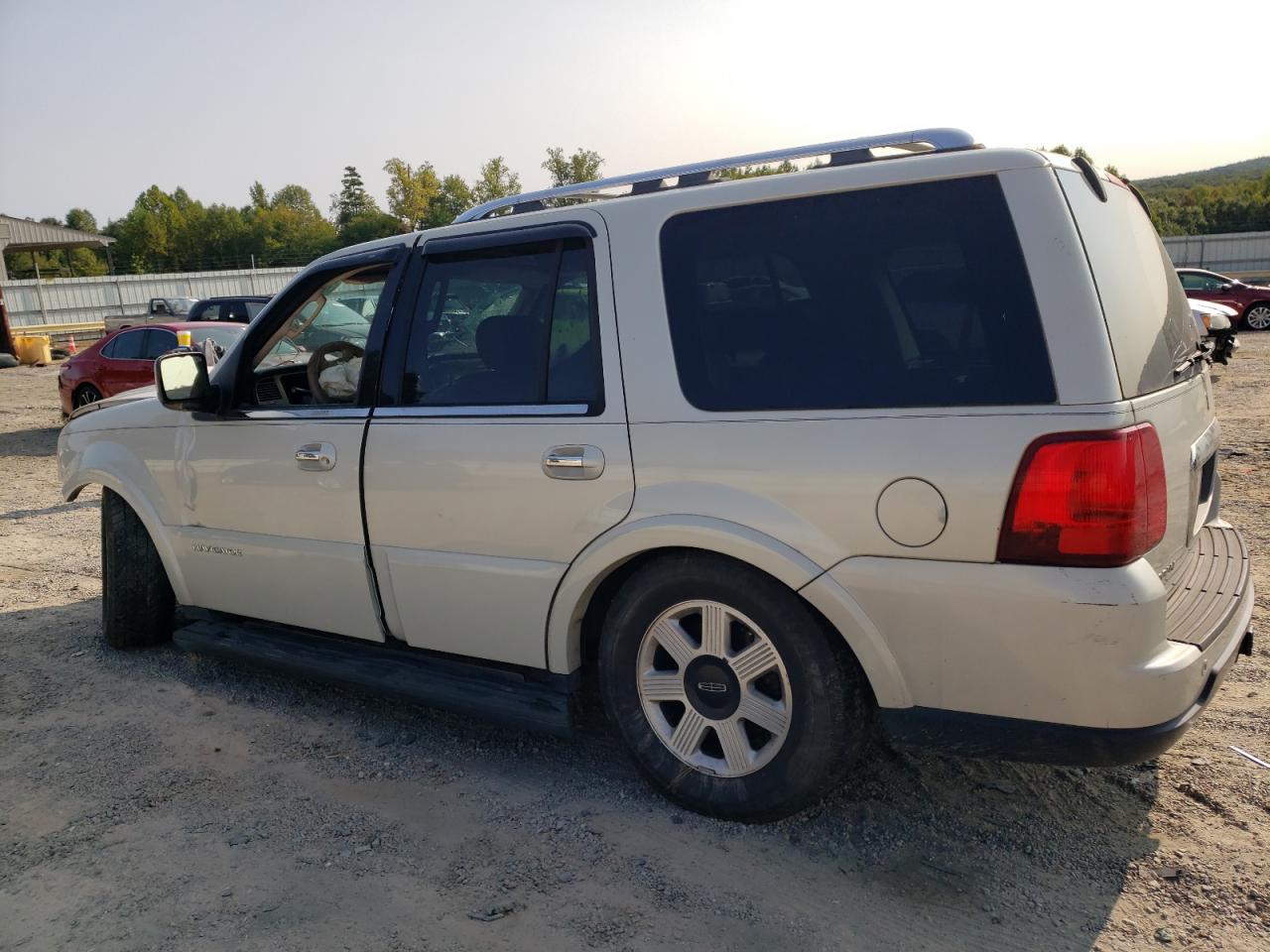 2005 Lincoln Navigator - Image 2