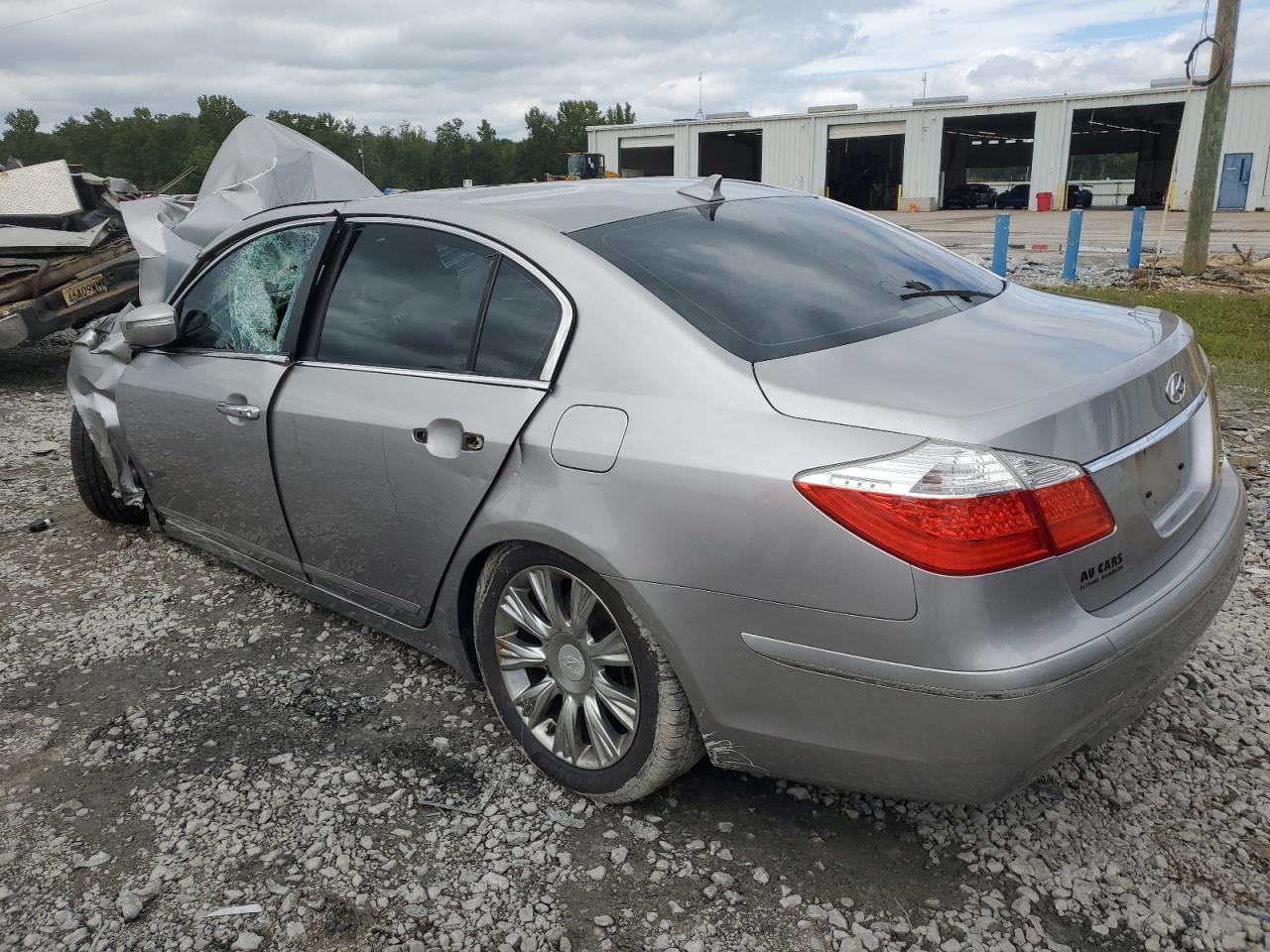 2010 Hyundai Genesis - Image 2