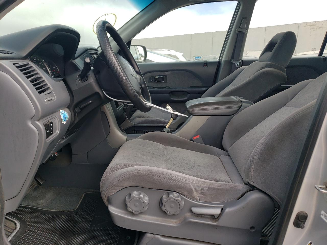 2004 Honda Pilot Lx VIN: 2HKYF18184H604165 Lot: 72762254