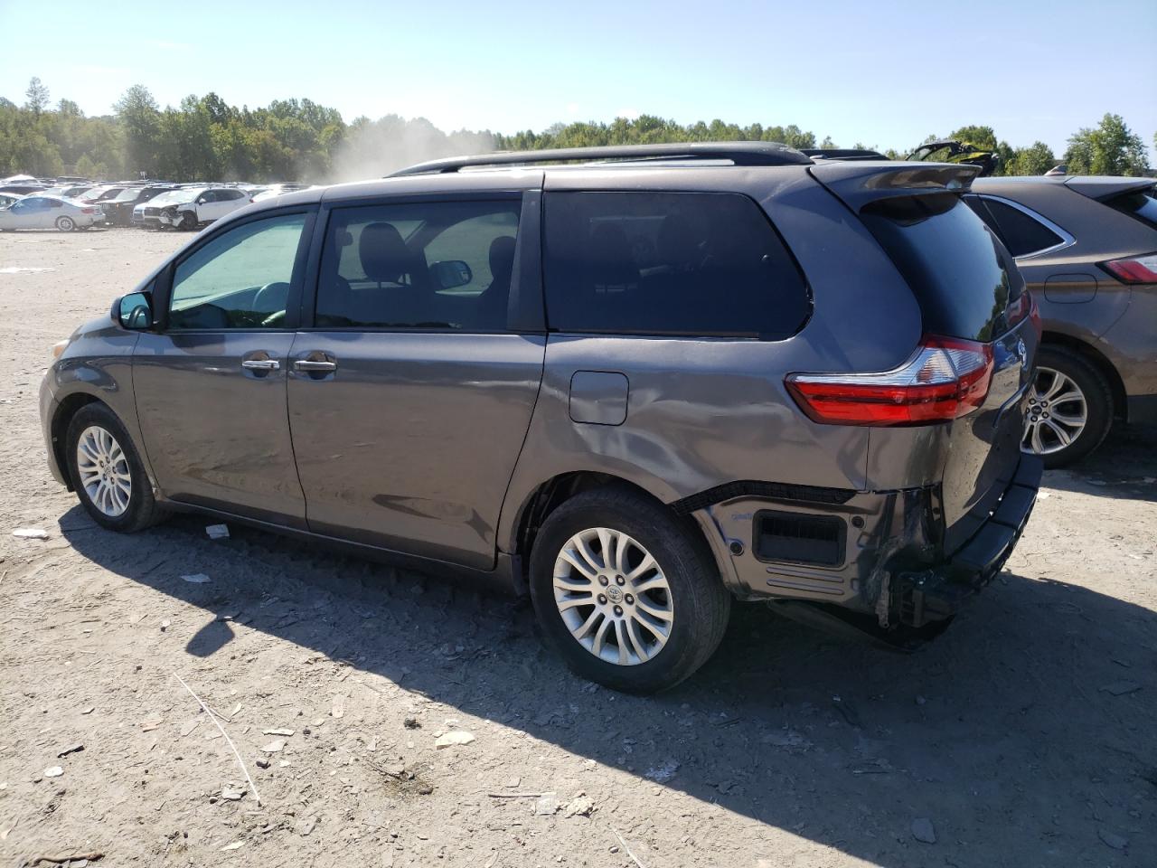 5TDYZ3DC1HS810938 2017 TOYOTA SIENNA - Image 2