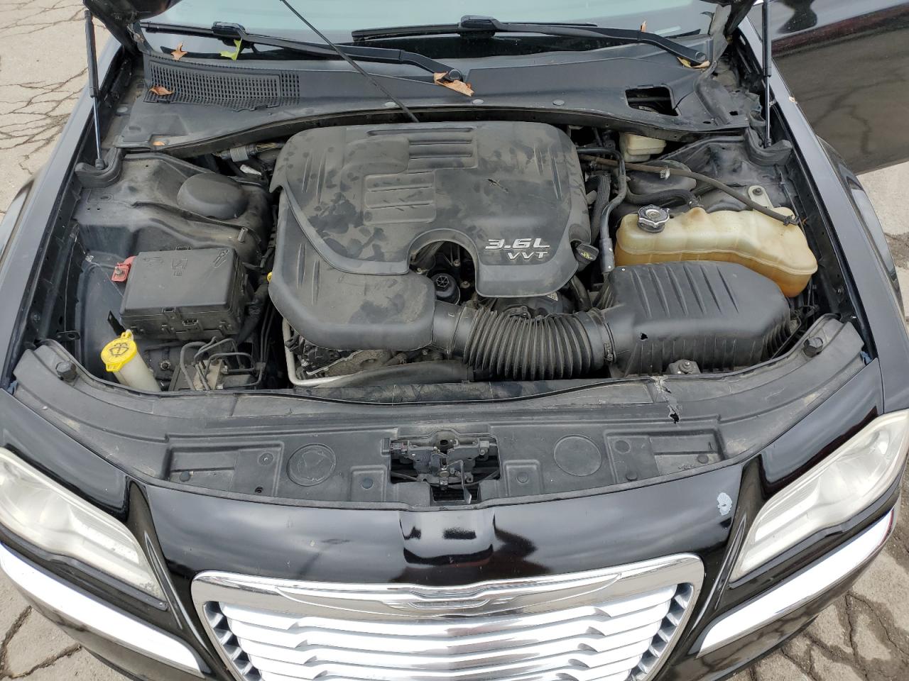 2014 Chrysler 300 - Image 11