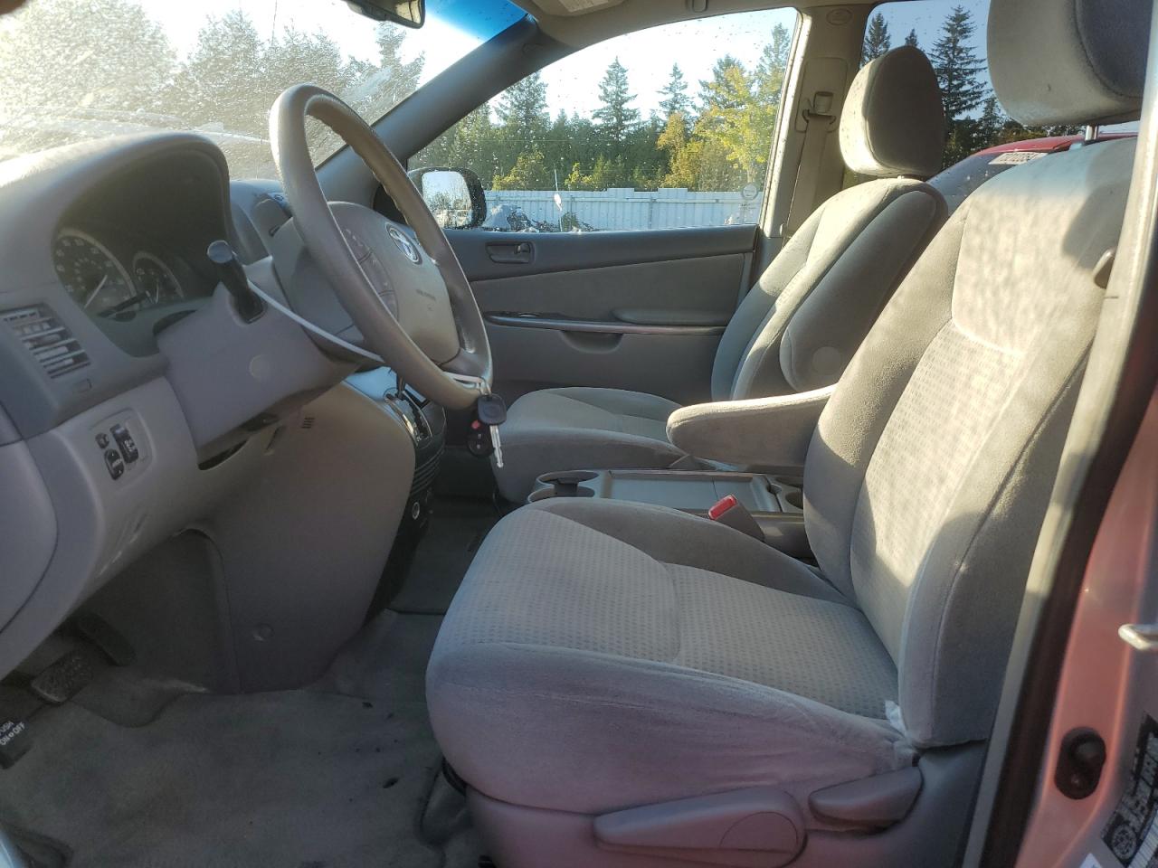 2010 Toyota Sienna - Image 7