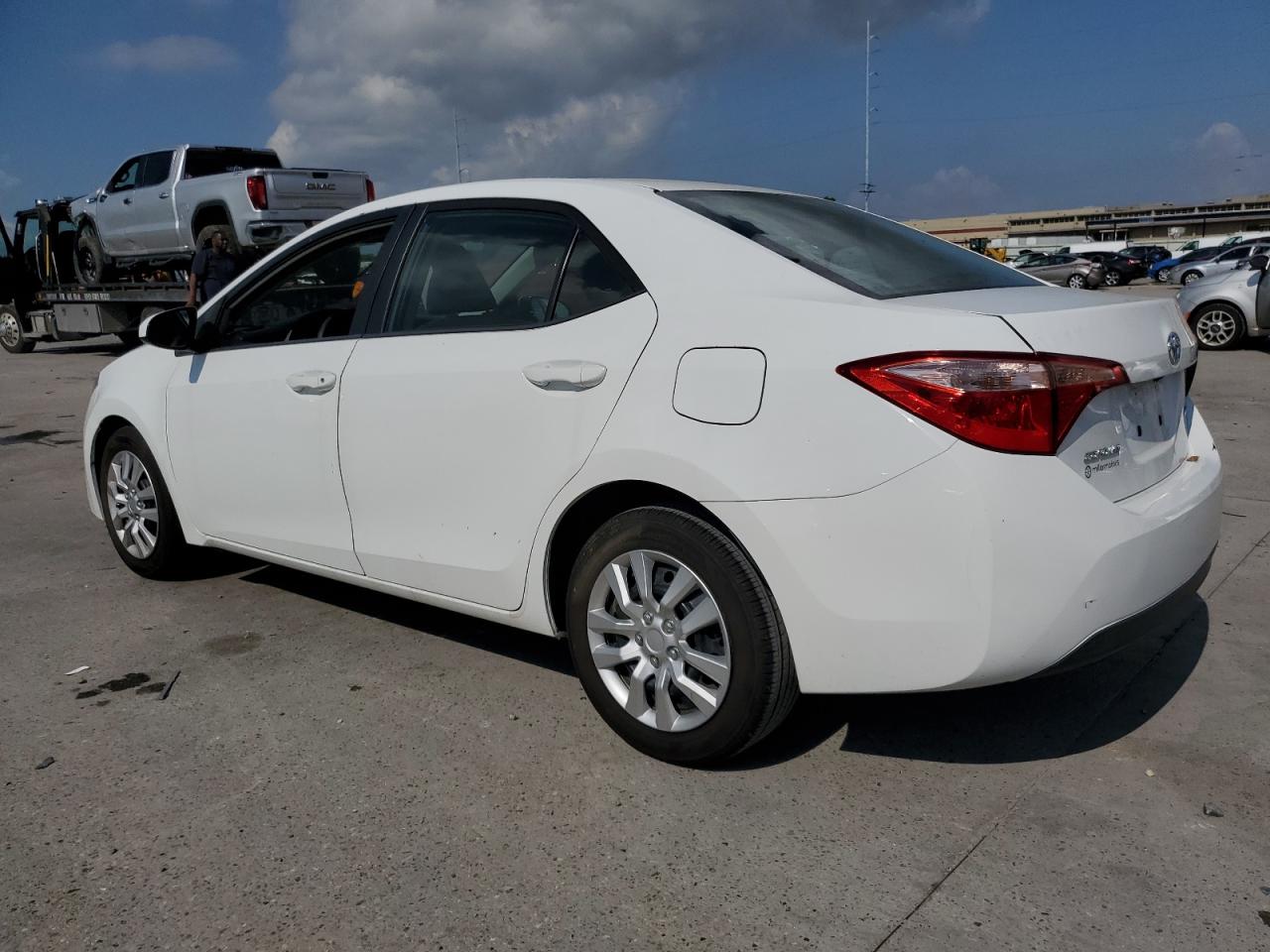 5YFBURHEXJP854891 2018 TOYOTA COROLLA - Image 2