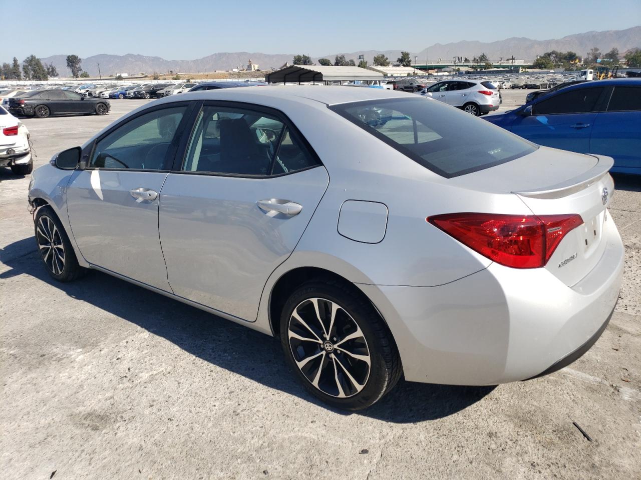 5YFBURHE7HP700472 2017 TOYOTA COROLLA - Image 2