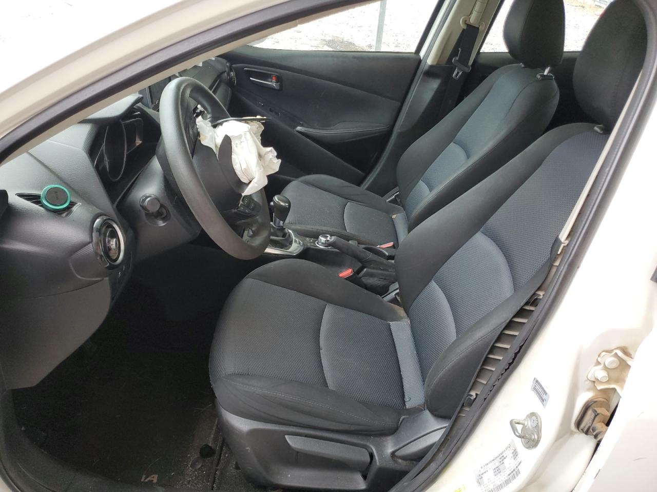 3MYDLBYV7JY329372 2018 Toyota Yaris Ia