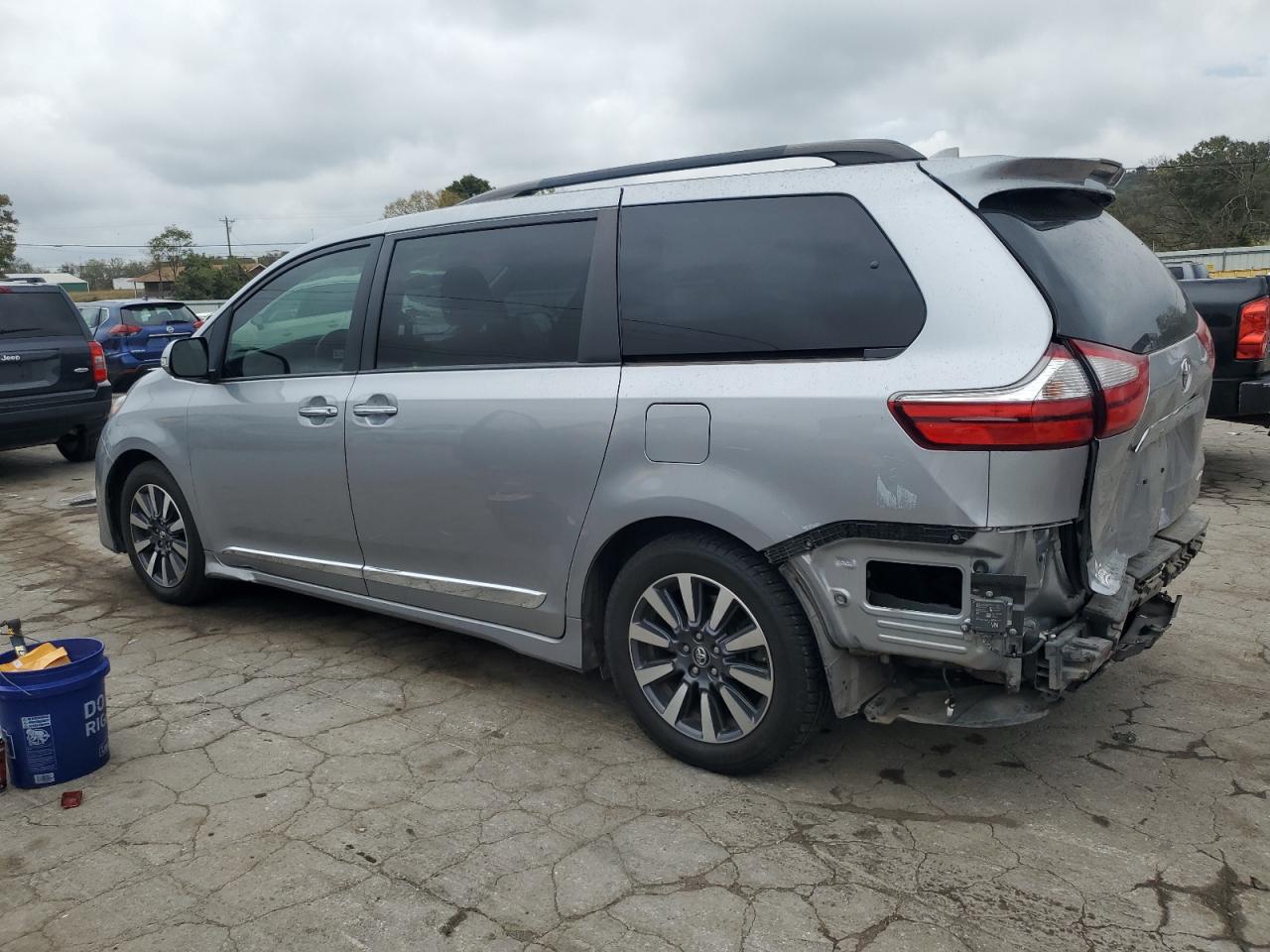 5TDYZ3DC9JS934638 2018 TOYOTA SIENNA - Image 2