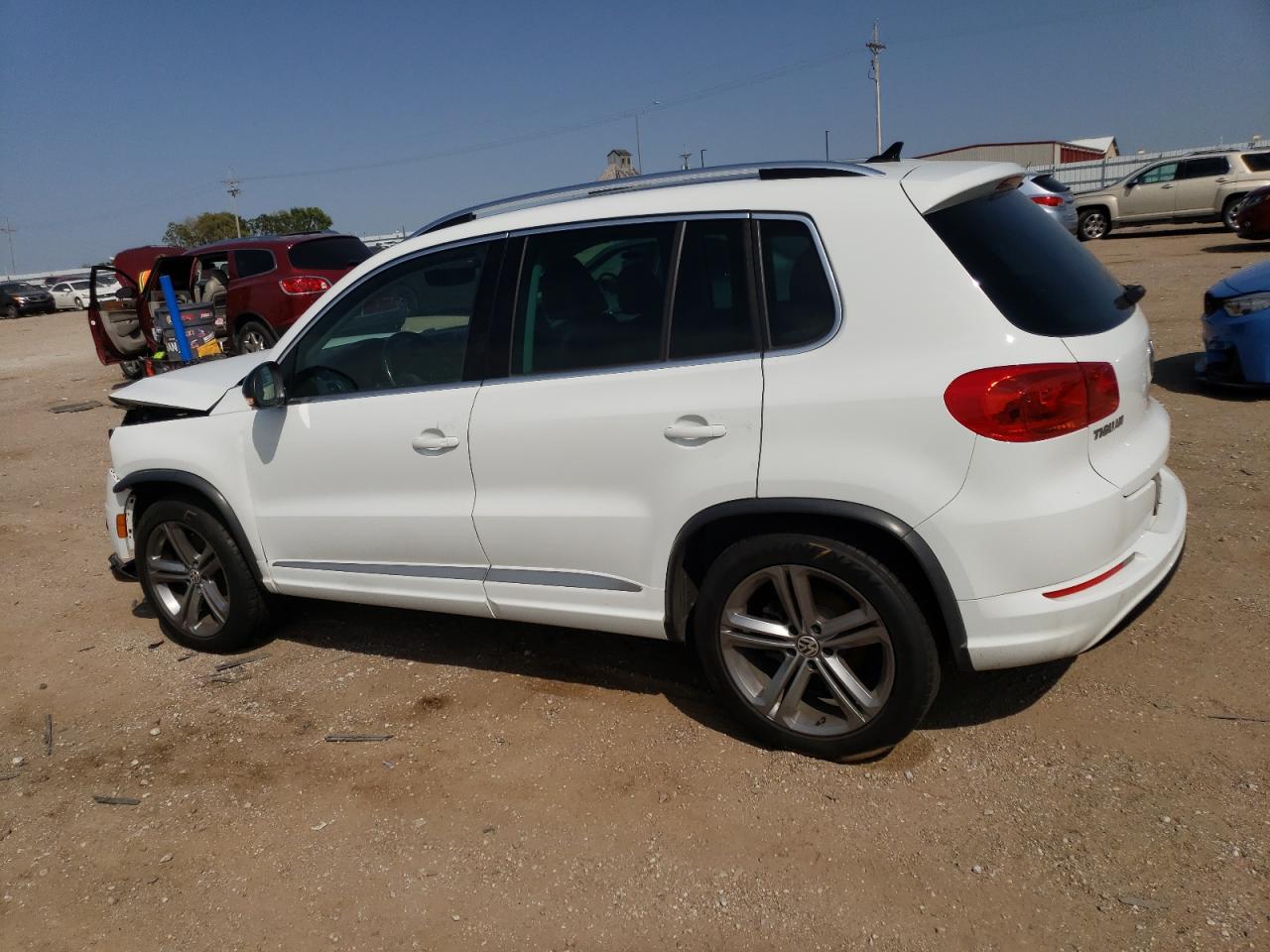 WVGUV7AX4HK021694 2017 VOLKSWAGEN TIGUAN - Image 2