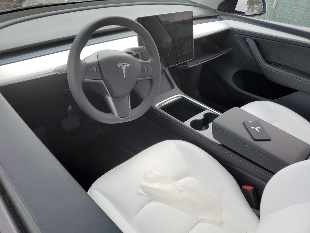 7SAYGDEE4RA261012 2024 Tesla Model Y