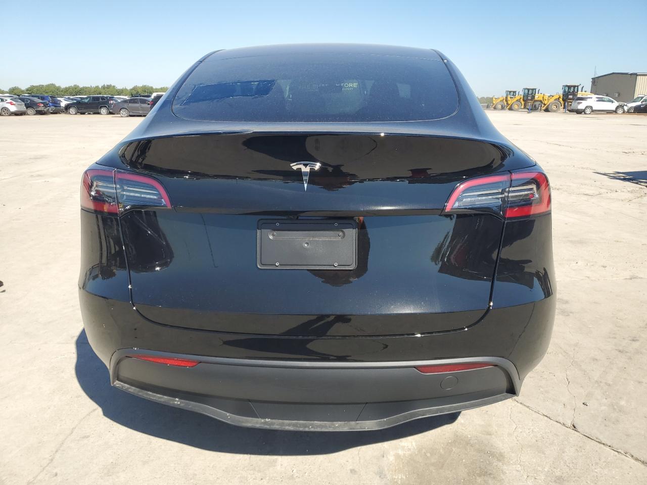 2024 Tesla Model Y VIN: 7SAYGDED1RA305765 Lot: 69518584