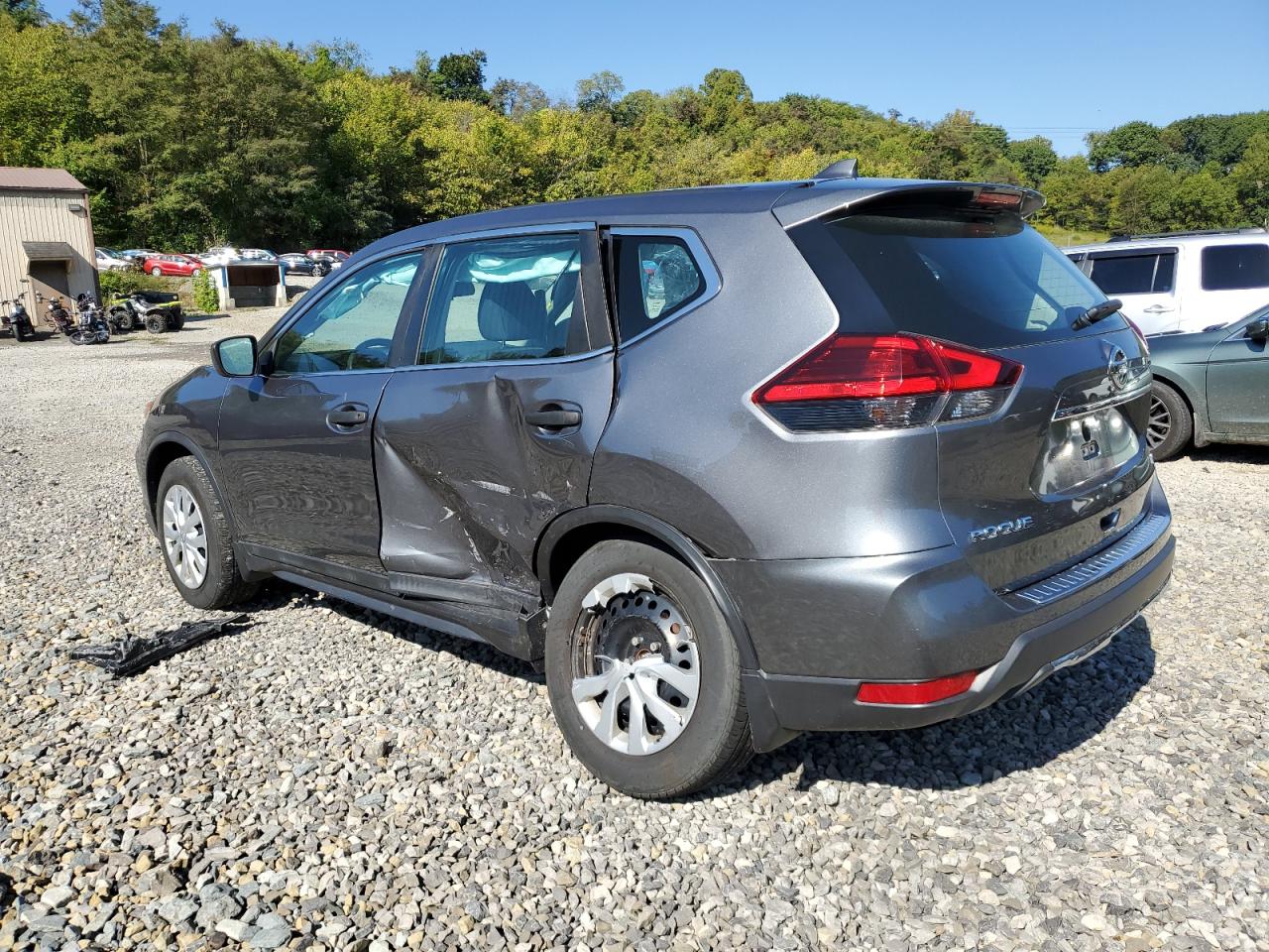 5N1AT2MV7HC885767 2017 NISSAN ROGUE - Image 2