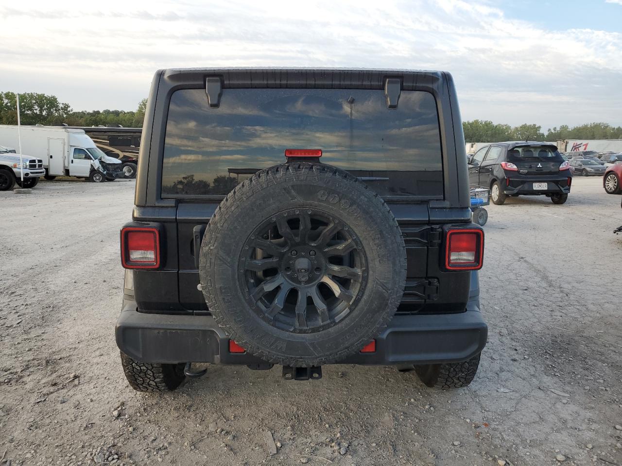 1C4HJXEN0KW620022 2019 Jeep Wrangler Unlimited Sahara