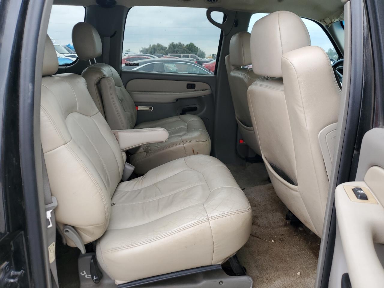 2001 Chevrolet Suburban - Image 12
