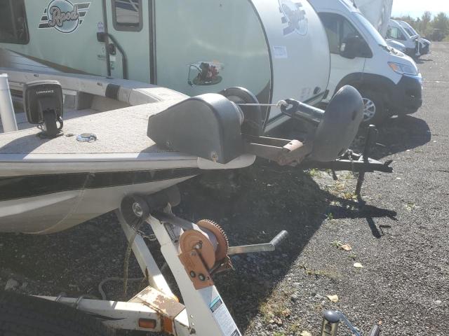 2000 SMOKER CRAFT BOAT