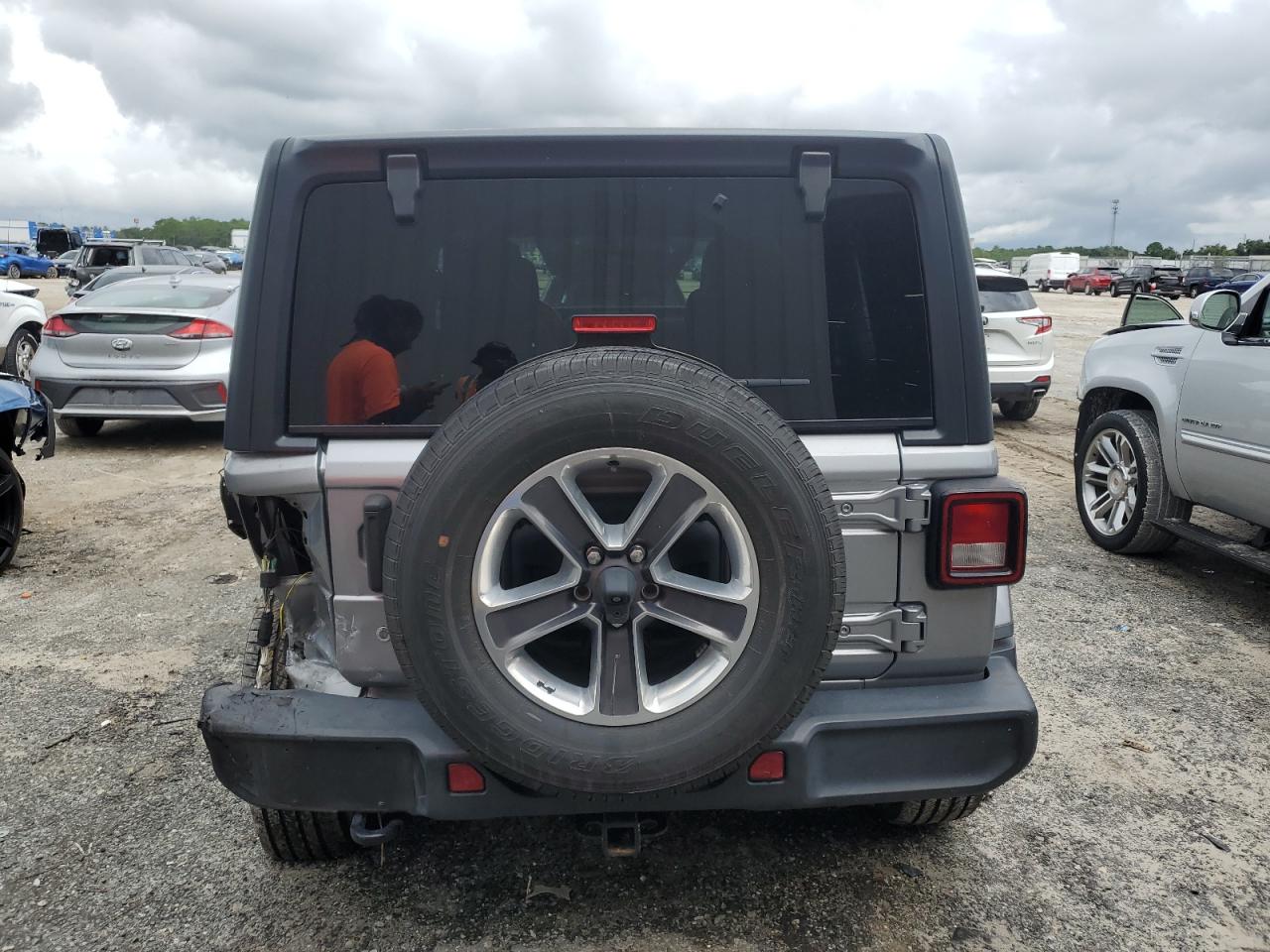 1C4HJXEG5JW325479 2018 Jeep Wrangler Unlimited Sahara