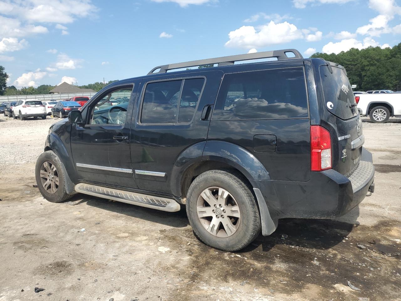 2011 Nissan Pathfinder - Image 2