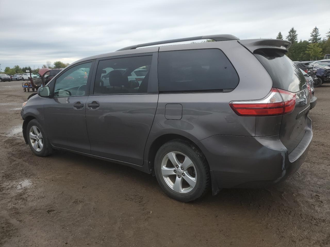 5TDZZ3DC3HS776280 2017 TOYOTA SIENNA - Image 2