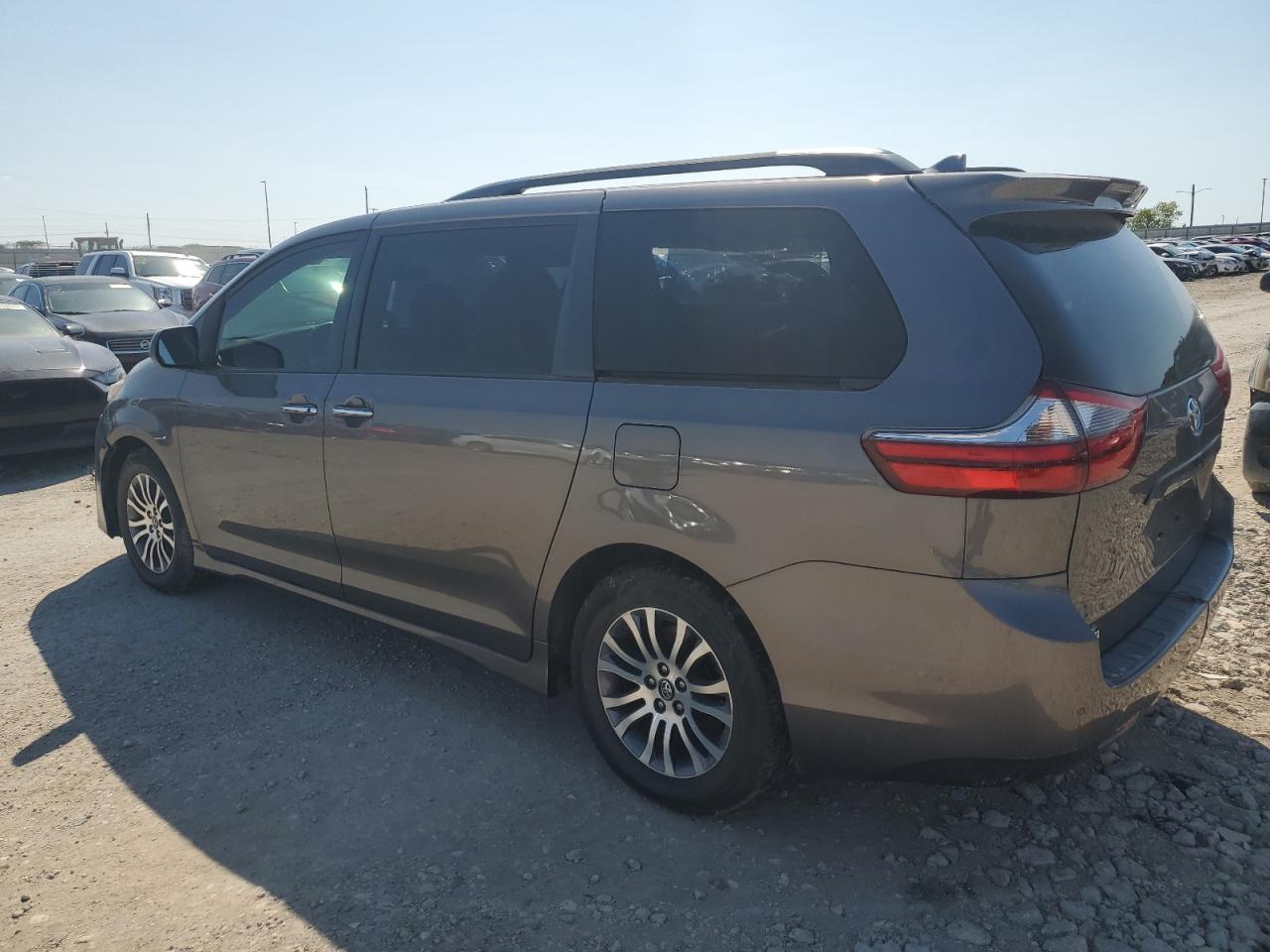 5TDYZ3DC3LS026883 2020 TOYOTA SIENNA - Image 2