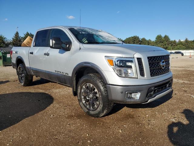  NISSAN TITAN 2018 Srebrny