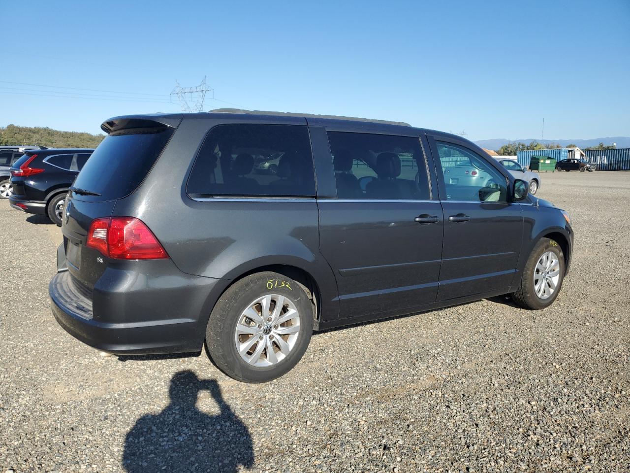 2012 Volkswagen Routan - Image 3