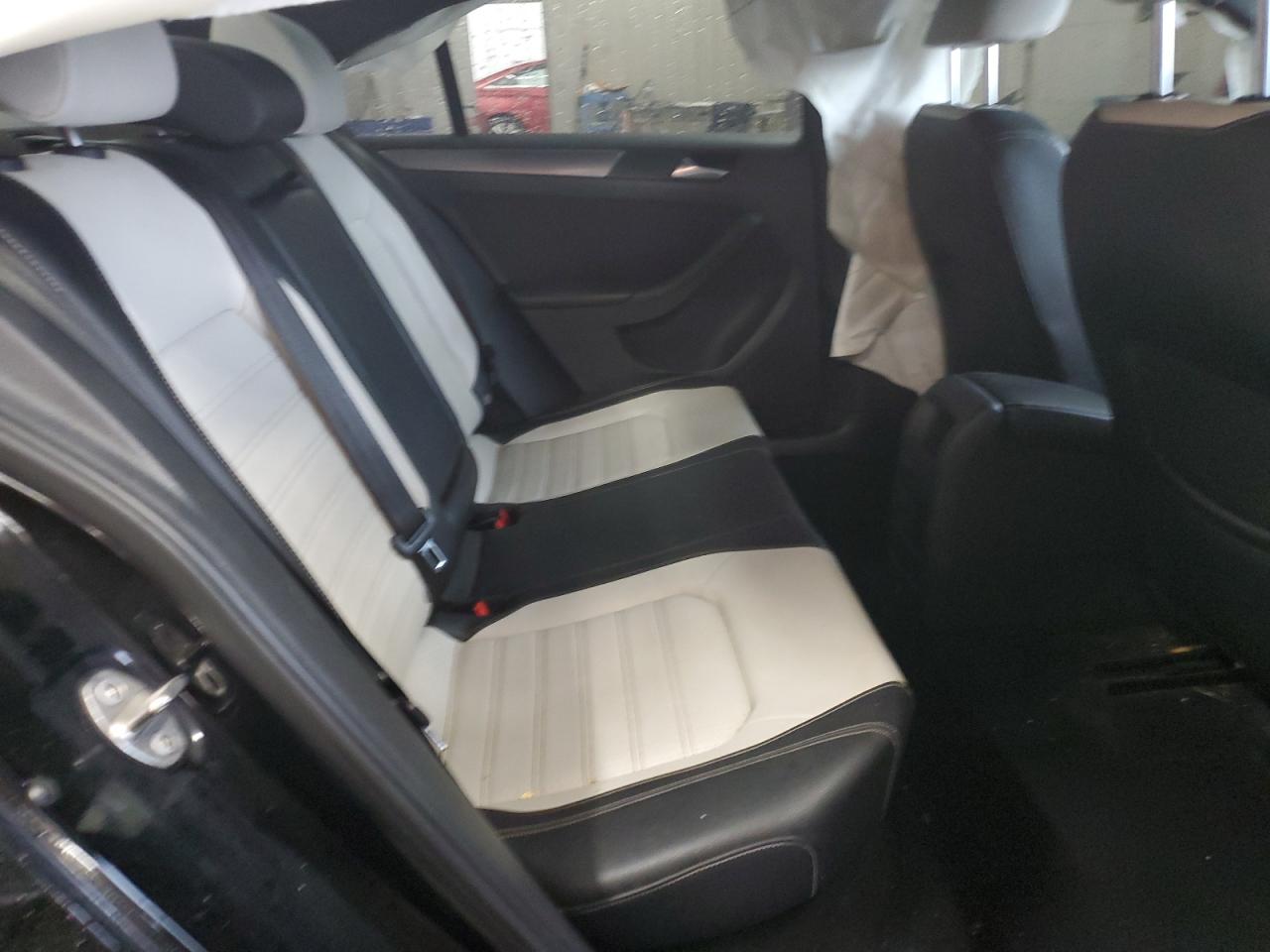 2016 Volkswagen Jetta - Image 10