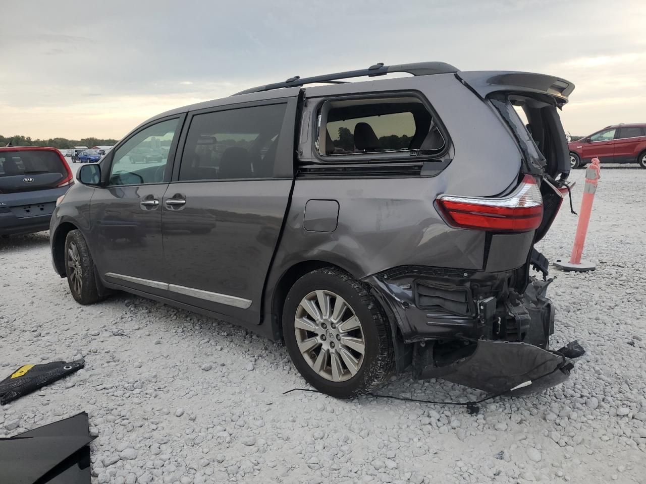 5TDDK3DC1FS094784 2015 TOYOTA SIENNA - Image 2