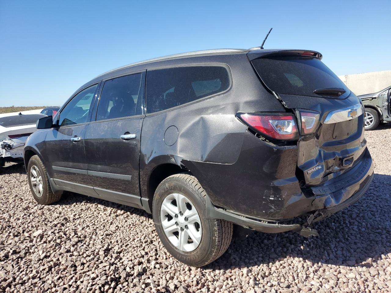 1GNKRFED2HJ254402 2017 CHEVROLET TRAVERSE - Image 2