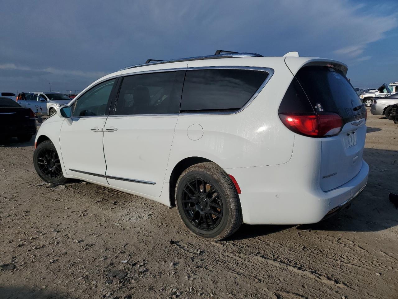 2017 Chrysler Pacifica - Image 2
