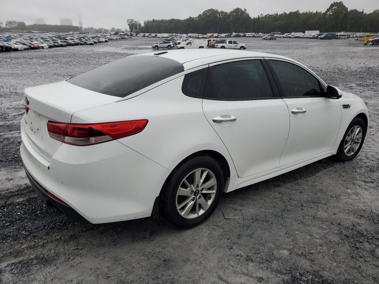 VIN 5XXGT4L30HG135721 2017 KIA OPTIMA no.3