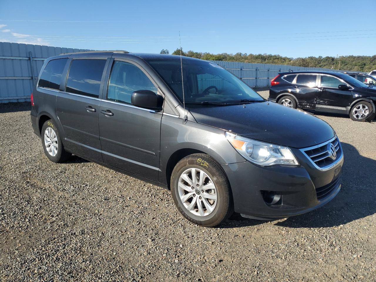 2012 Volkswagen Routan - Image 4