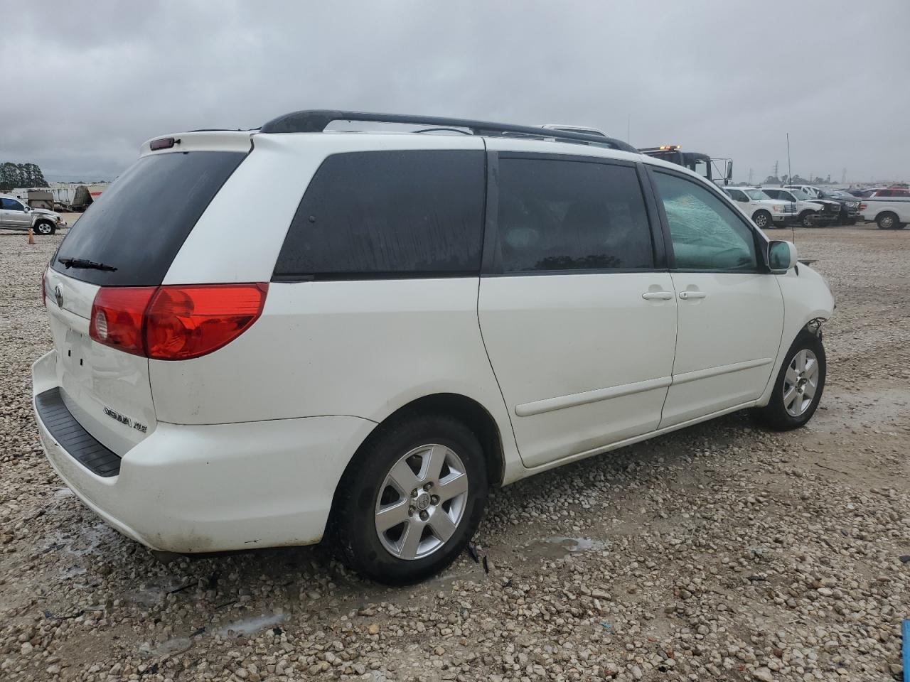 2009 Toyota Sienna - Image 3