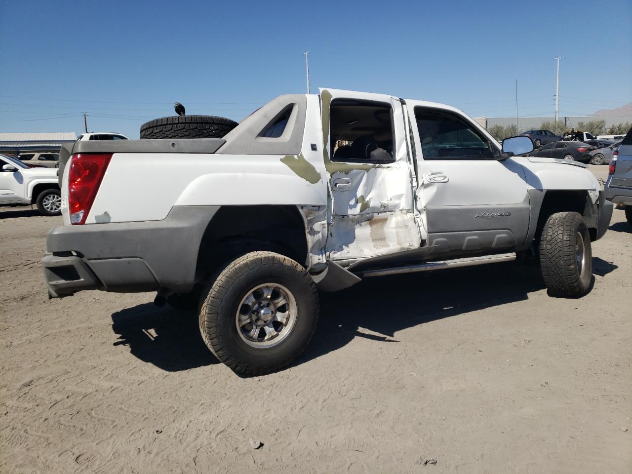 2002 Chevrolet Avalanche - Image 3