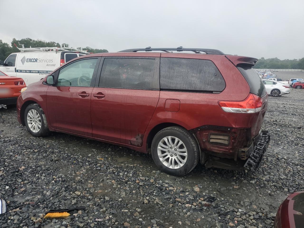 2013 Toyota Sienna - Image 2