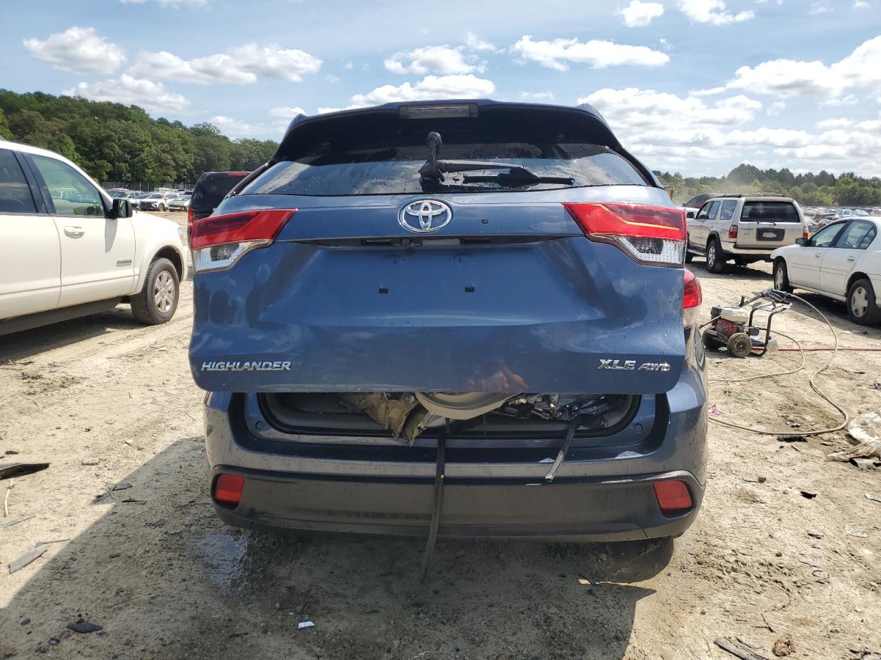 2018 Toyota Highlander Se VIN: 5TDJZRFH4JS886365 Lot: 69198344