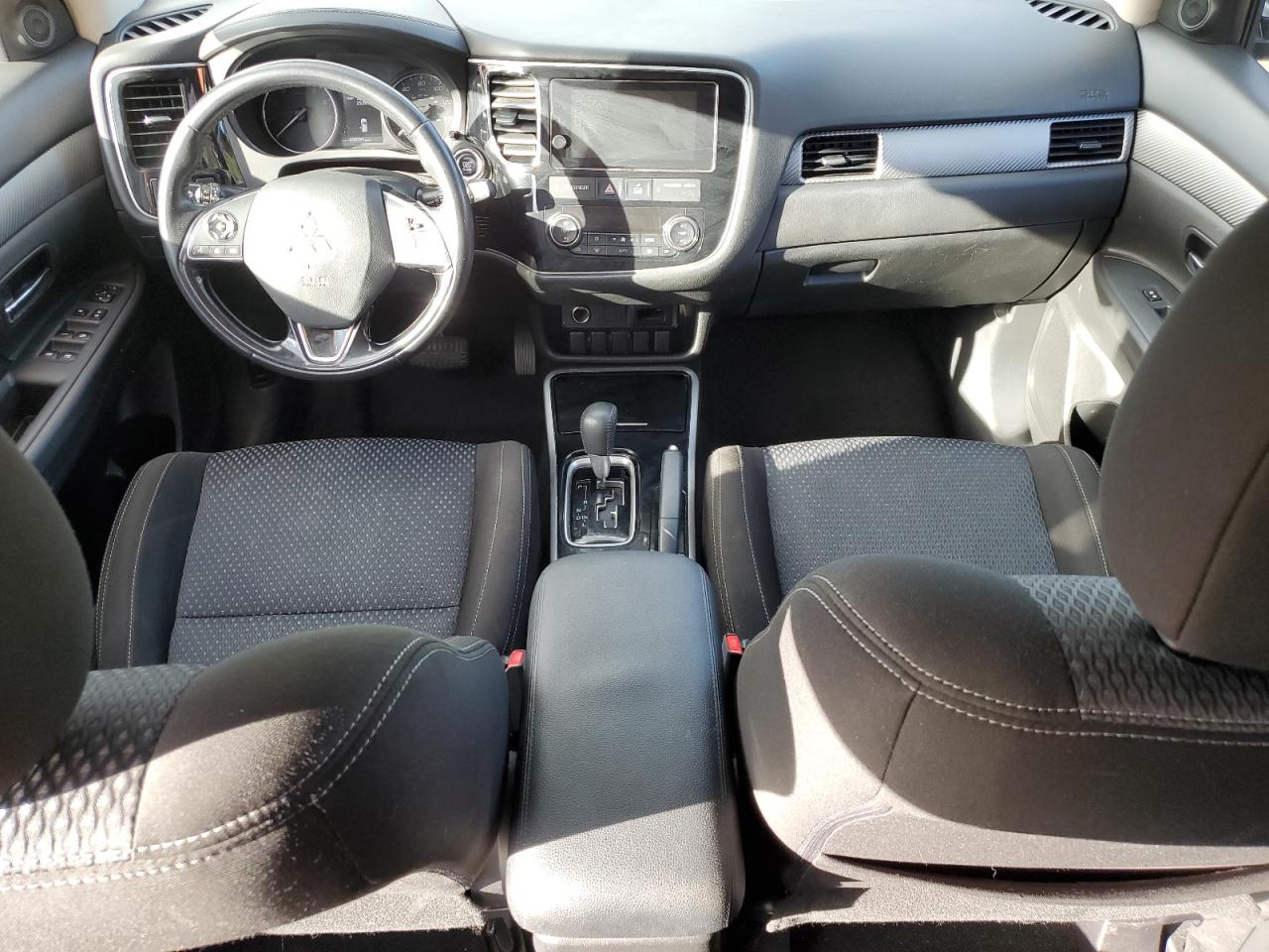 JA4AD3A39JZ023660 2018 Mitsubishi Outlander Se