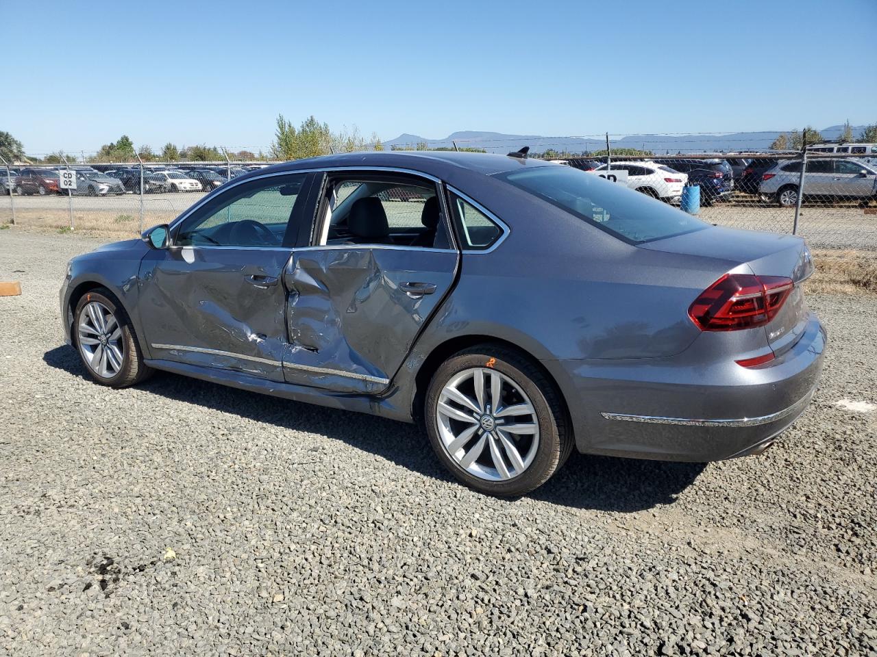 1VWGT7A3XHC039032 2017 VOLKSWAGEN PASSAT - Image 2