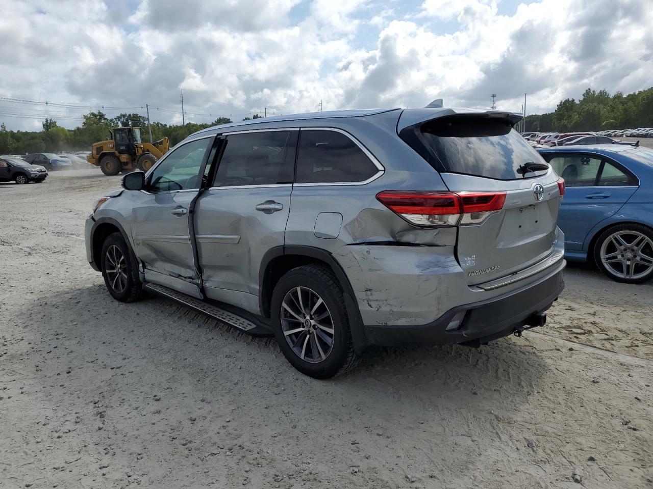 5TDJZRFH1HS432052 2017 TOYOTA HIGHLANDER - Image 2