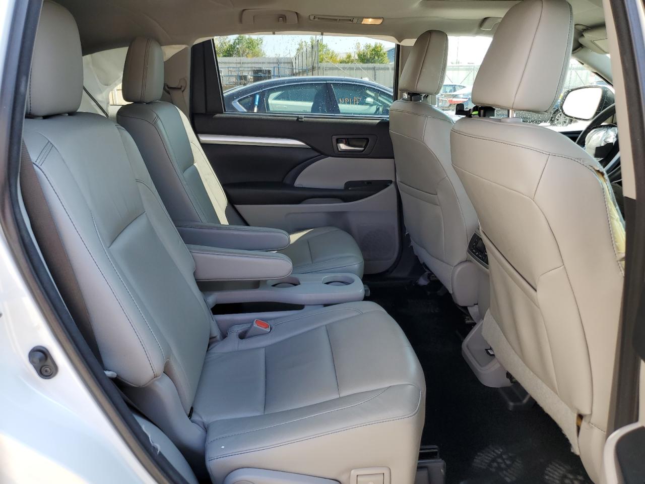 2017 Toyota Highlander - Image 11