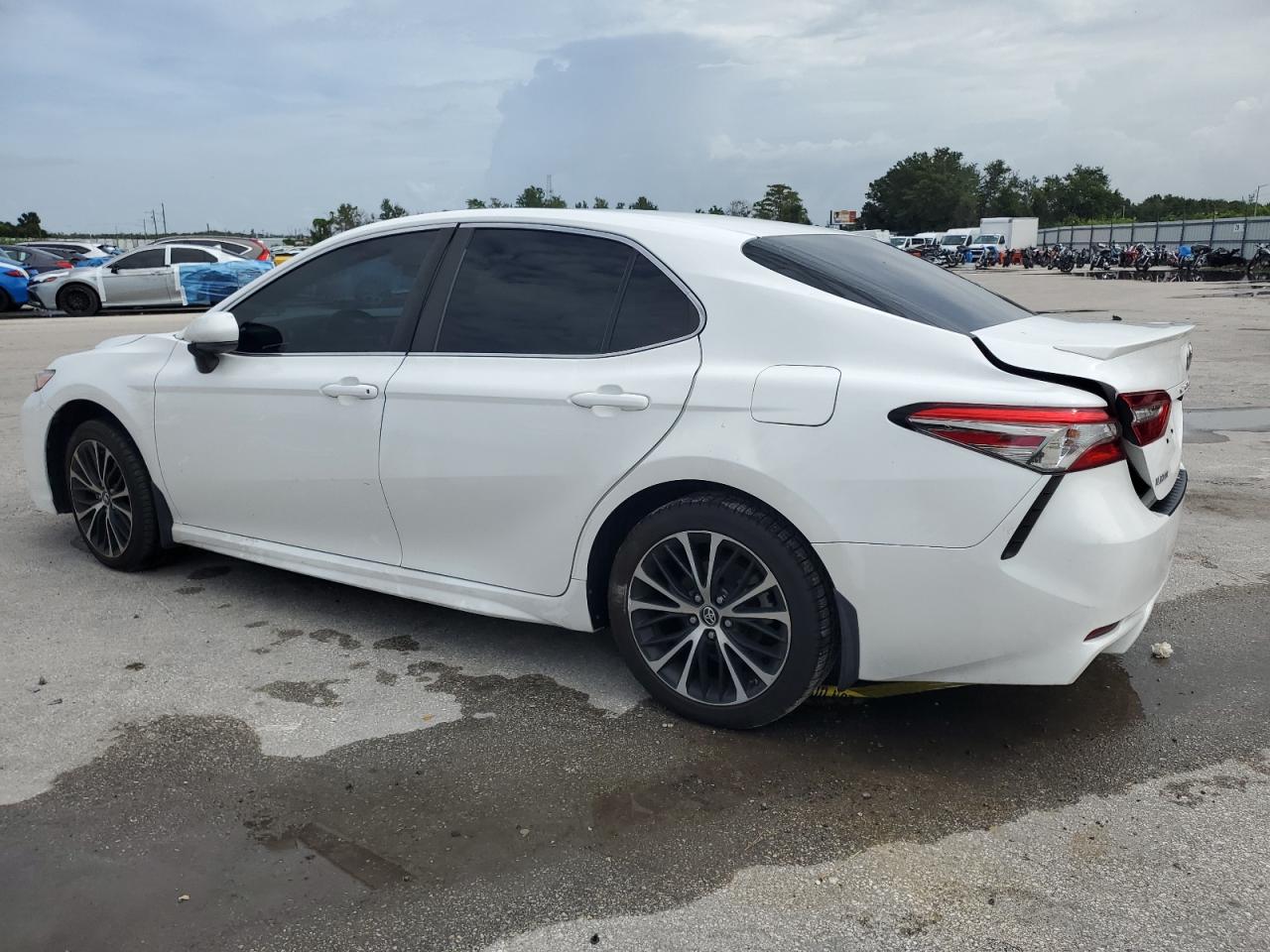 4T1B11HK8JU644983 2018 TOYOTA CAMRY - Image 2