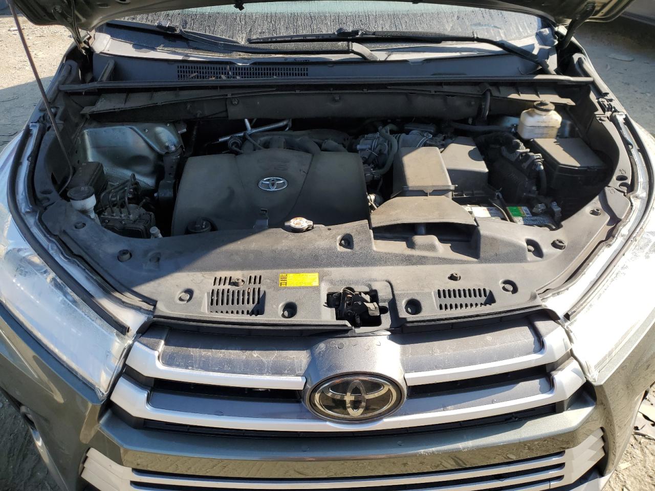 5TDBZRFH6KS957751 2019 Toyota Highlander Le