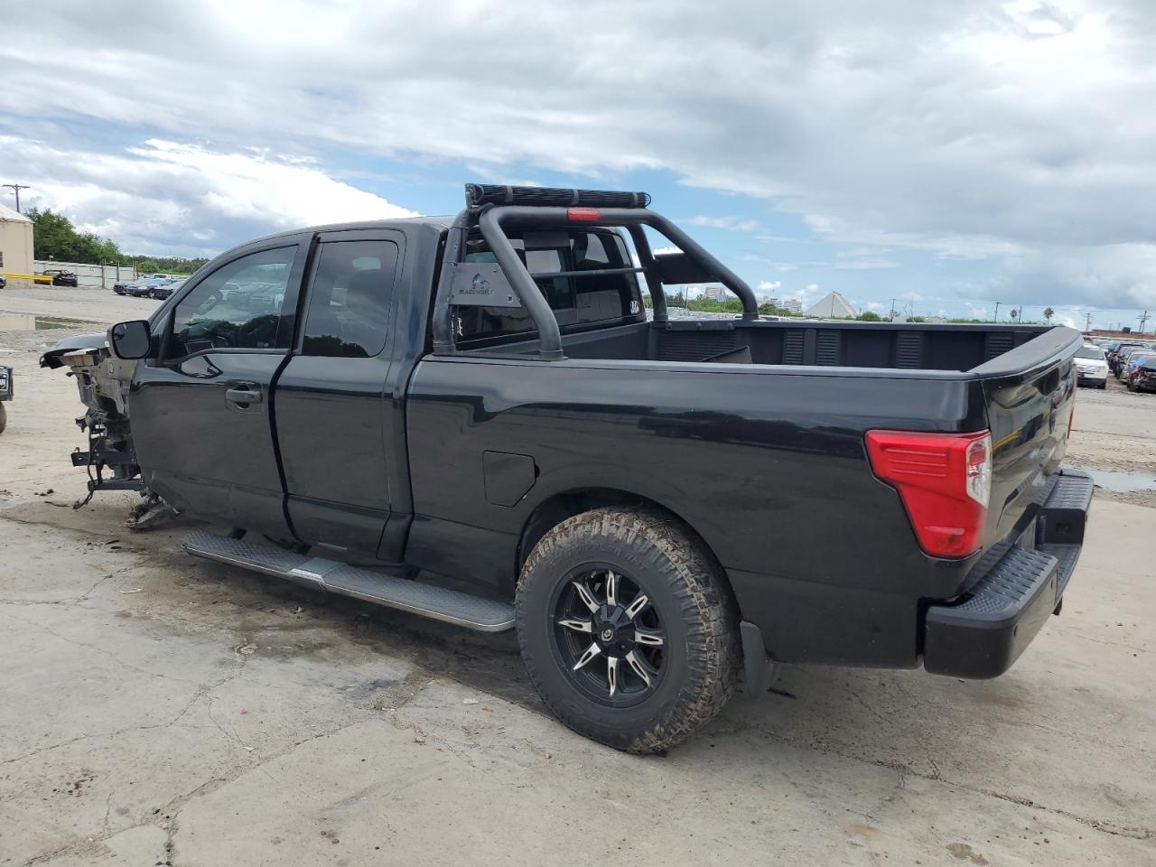 1N6AA1C64HN562003 2017 Nissan Titan Sv