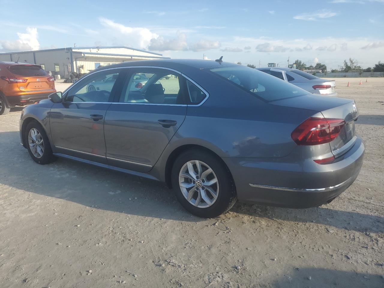 1VWAT7A32HC049835 2017 VOLKSWAGEN PASSAT - Image 2