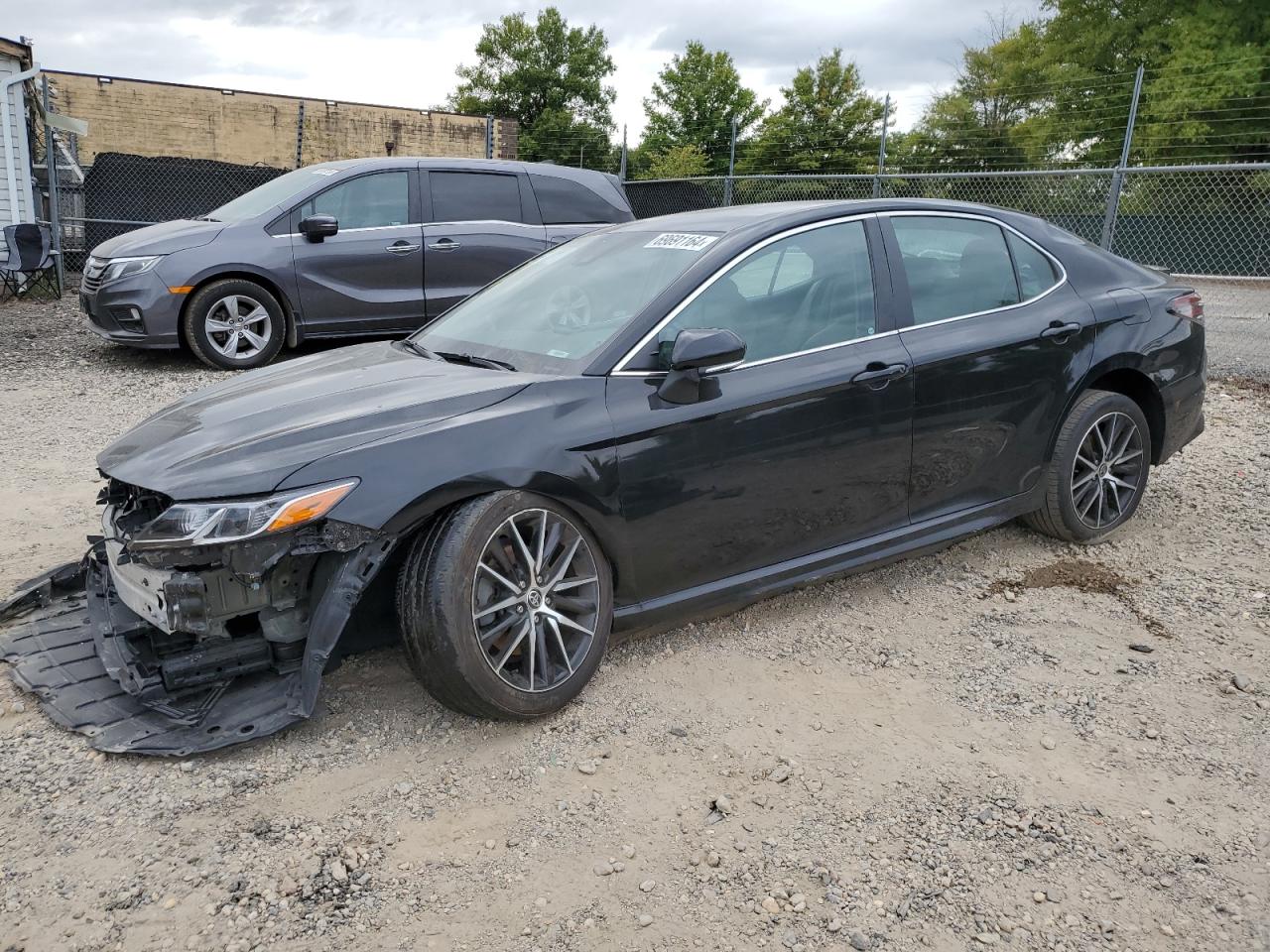 4T1G11AKXNU067993 2022 TOYOTA CAMRY - Image 1