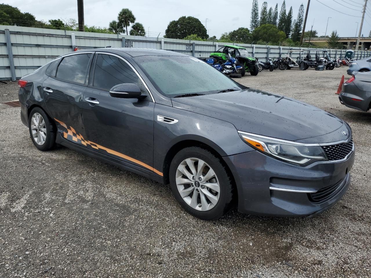 5XXGU4L32JG213418 2018 Kia Optima Ex