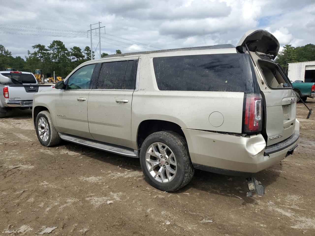 2015 GMC Yukon - Image 2