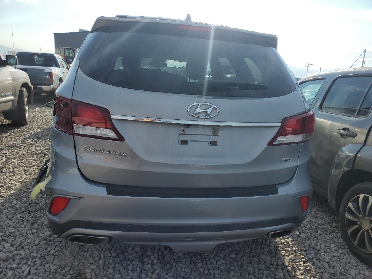 KM8SMDHF5HU229710 2017 Hyundai Santa Fe Se