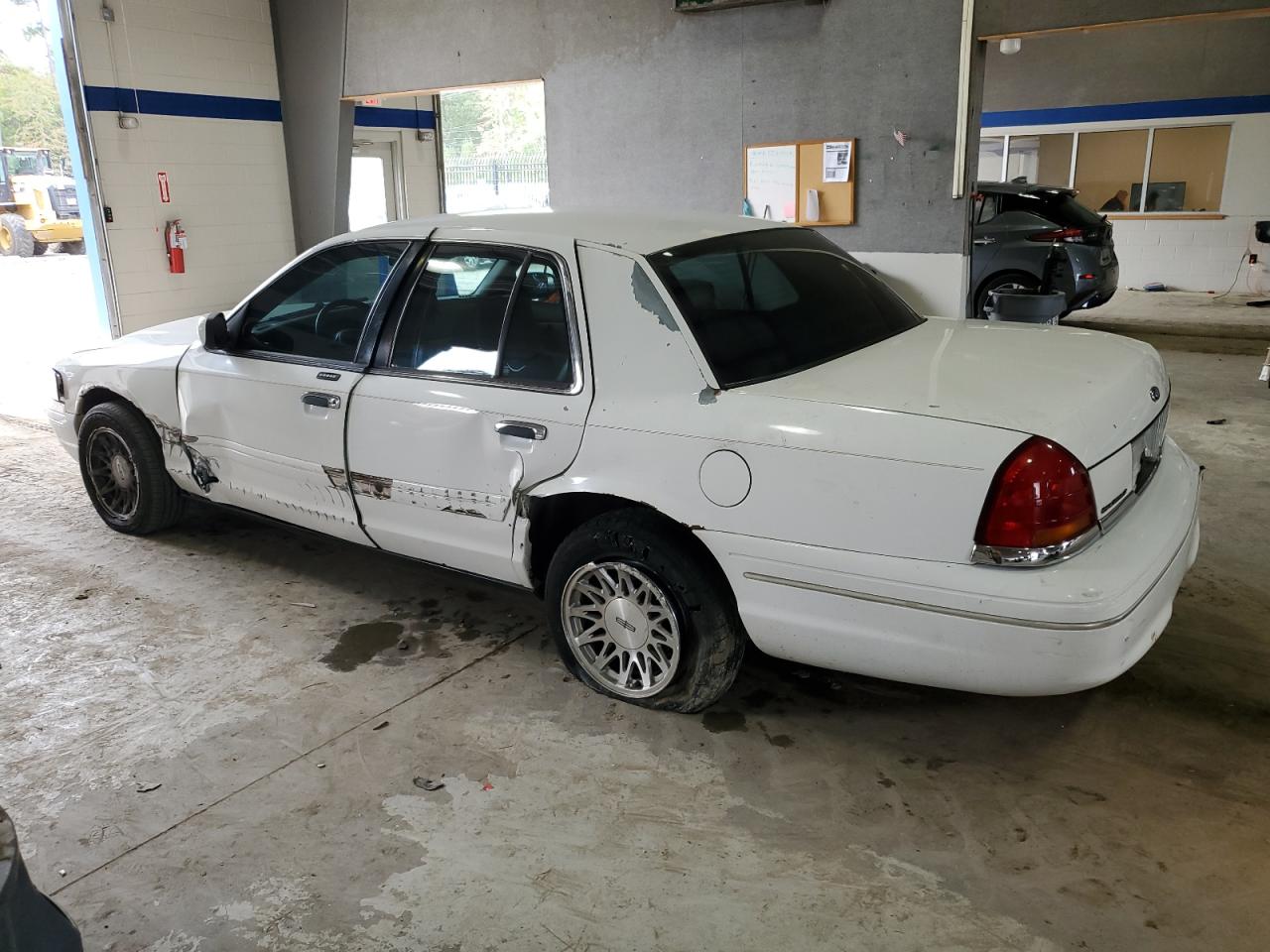 2003 Ford Crown Victoria - Image 2