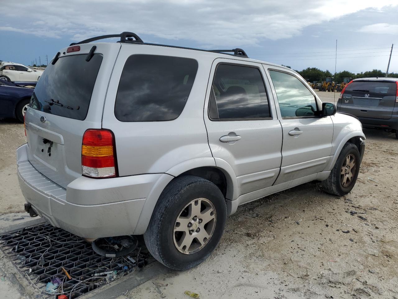2005 Ford Escape - Image 3