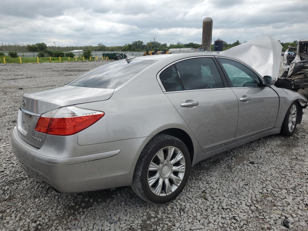 2010 Hyundai Genesis - Image 3